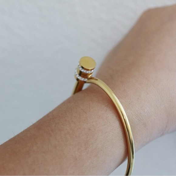 Elegant 18K Gold filled Horseshoe Bangle - Picture 4 of 4